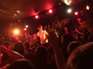 黒ぶちドラマー