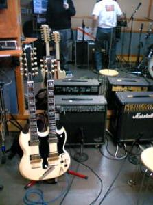 w_neck_guitarist