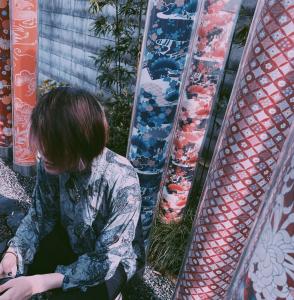 服のサイズはL