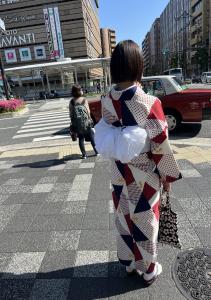 サ。